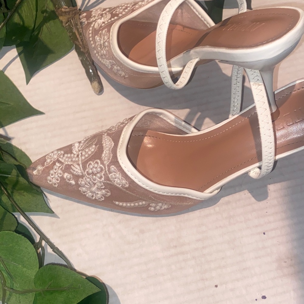 Chic Embroidered Floral Mules in Cream and Tan - Picture 4 of 9